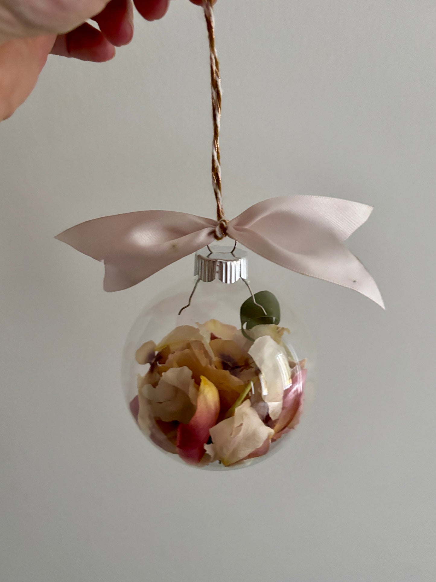 Boule en verre fleurie – Souvenir du bouquet préservé