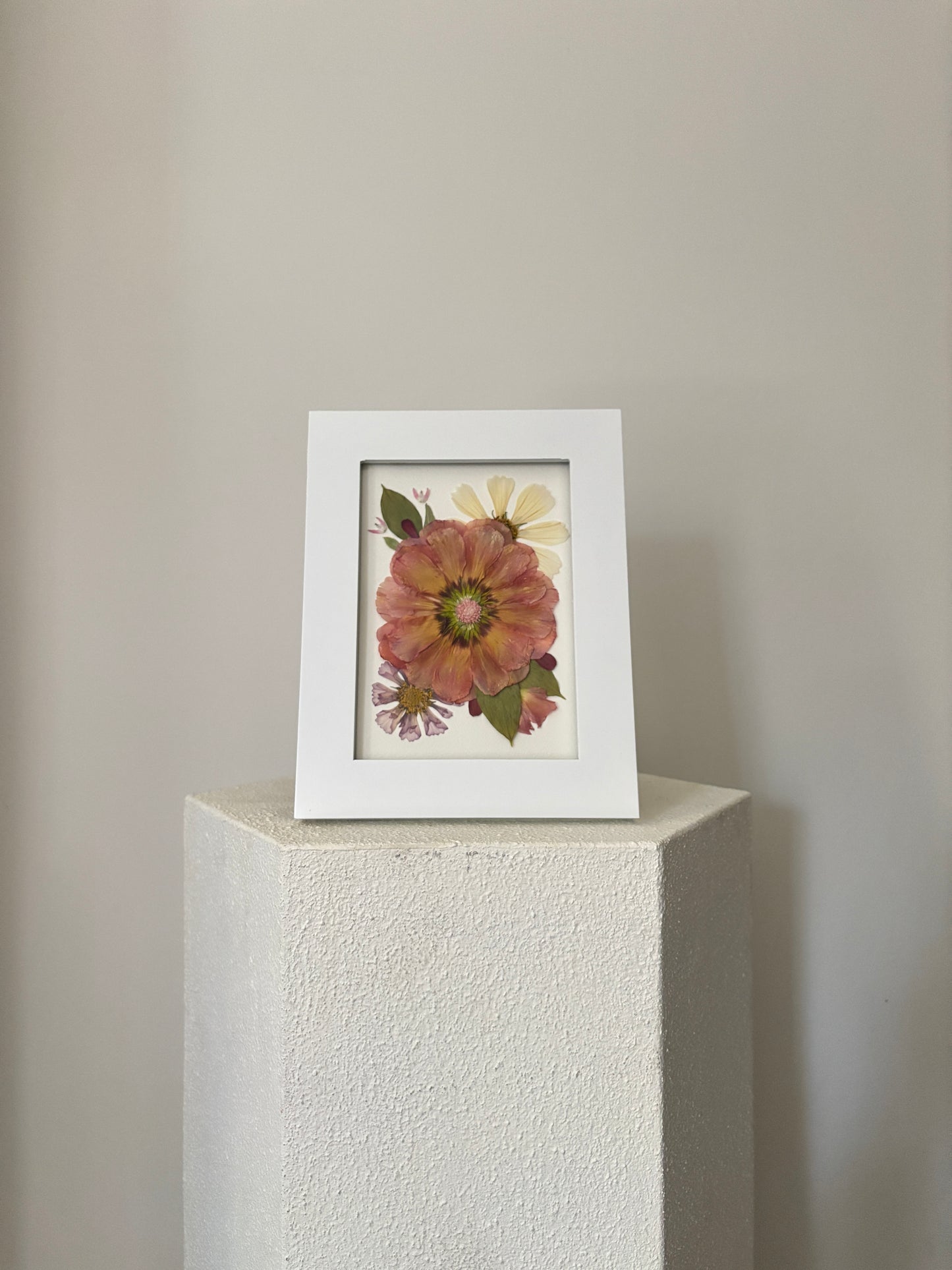 Petit cadre de fleurs pressées sur fond de papier Arches 100% coton