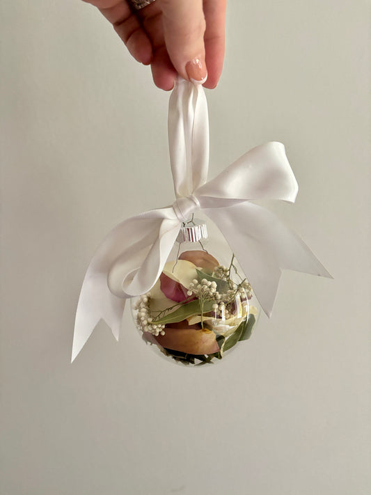 Boule en verre fleurie – Souvenir du bouquet préservé