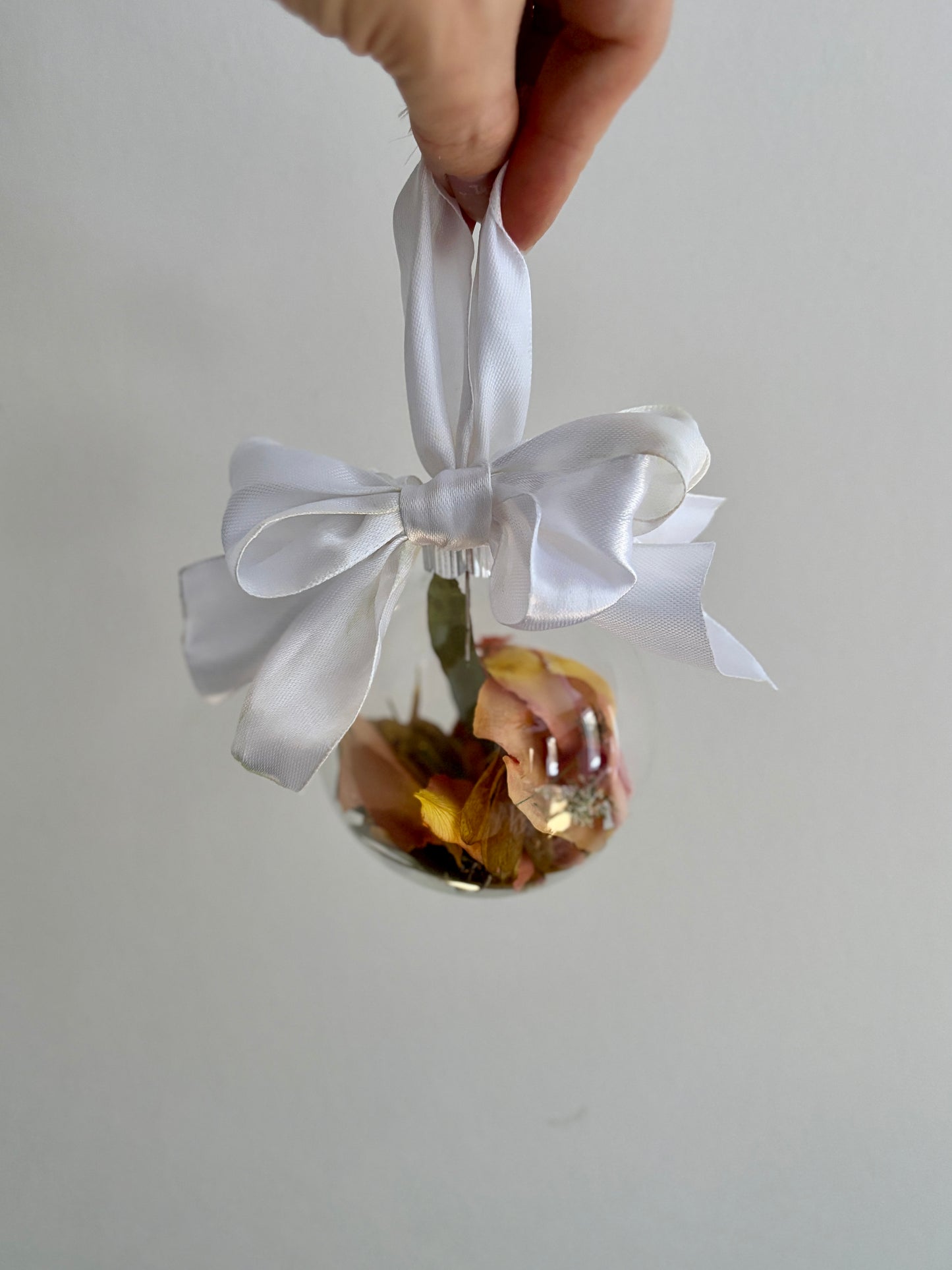 Boule en verre fleurie – Souvenir du bouquet préservé