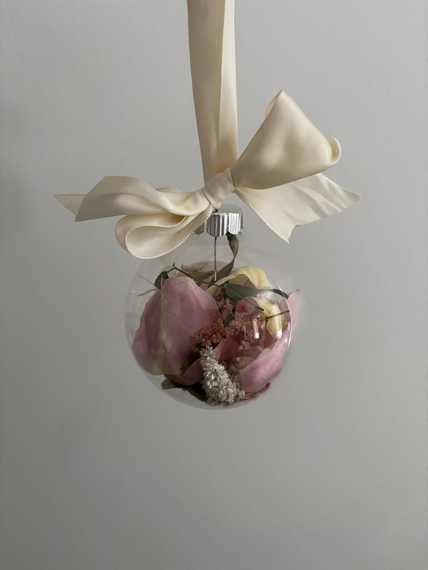 Boule en verre fleurie – Souvenir du bouquet préservé