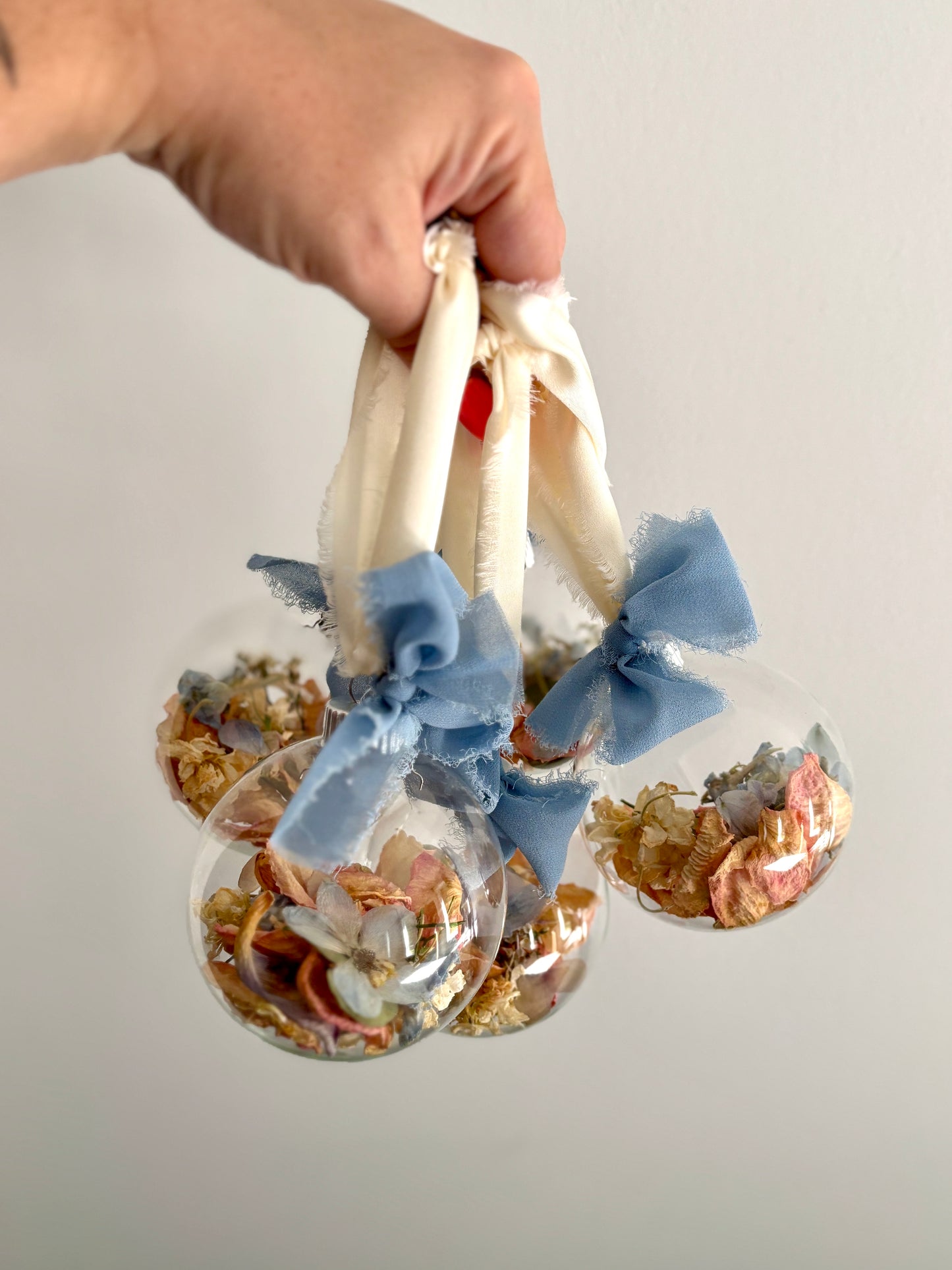 Boule en verre fleurie – Souvenir du bouquet préservé