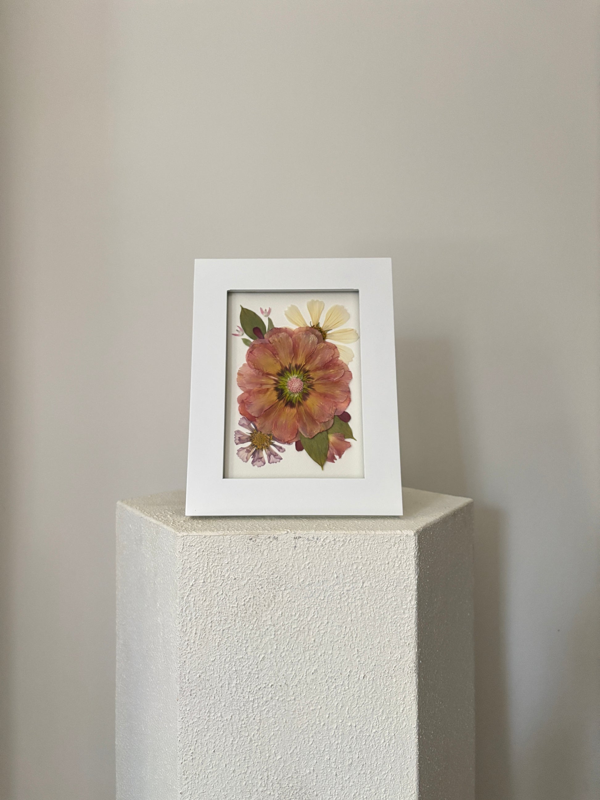 Petit cadre de fleurs pressées sur fond de papier Arches 100% coton