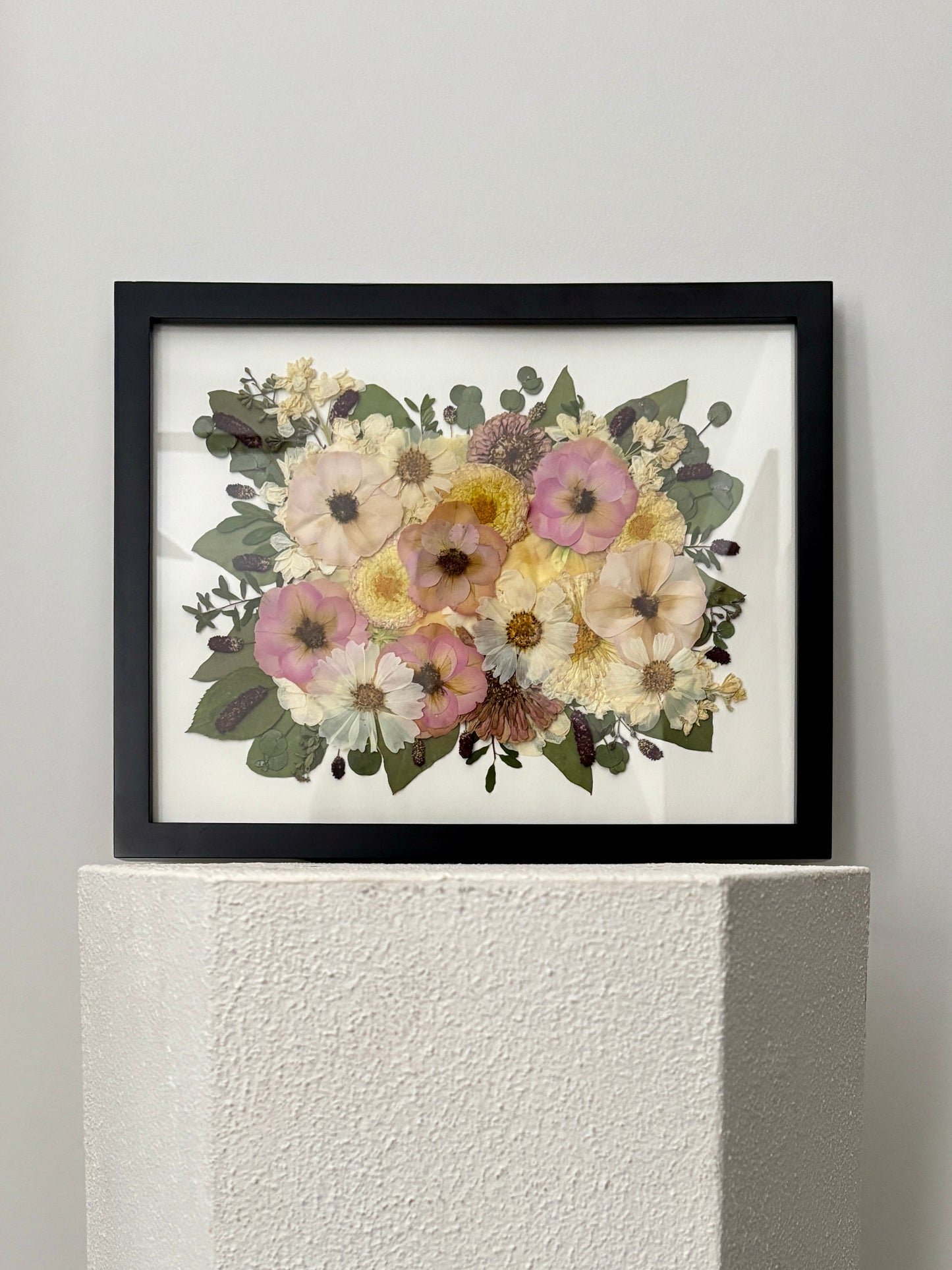 Jolie cadre de fleurs pressées une préservation de bouquet de mariage