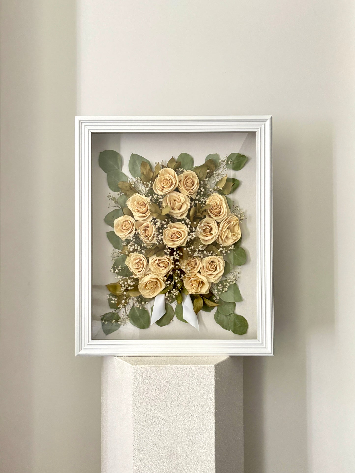 Boite-cadre préservation de bouquet de mariée roses blanches