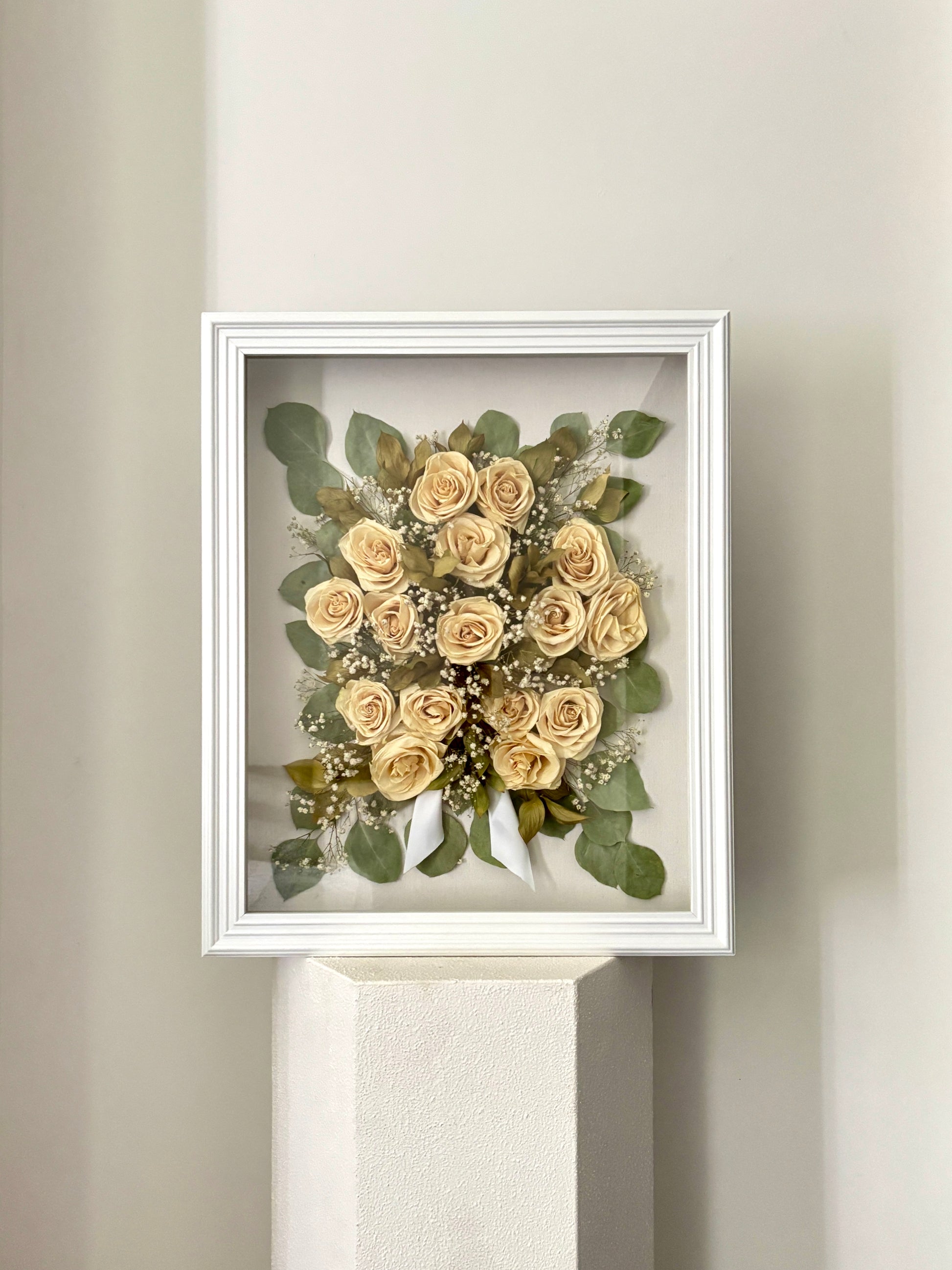Boite-cadre préservation de bouquet de mariée roses blanches